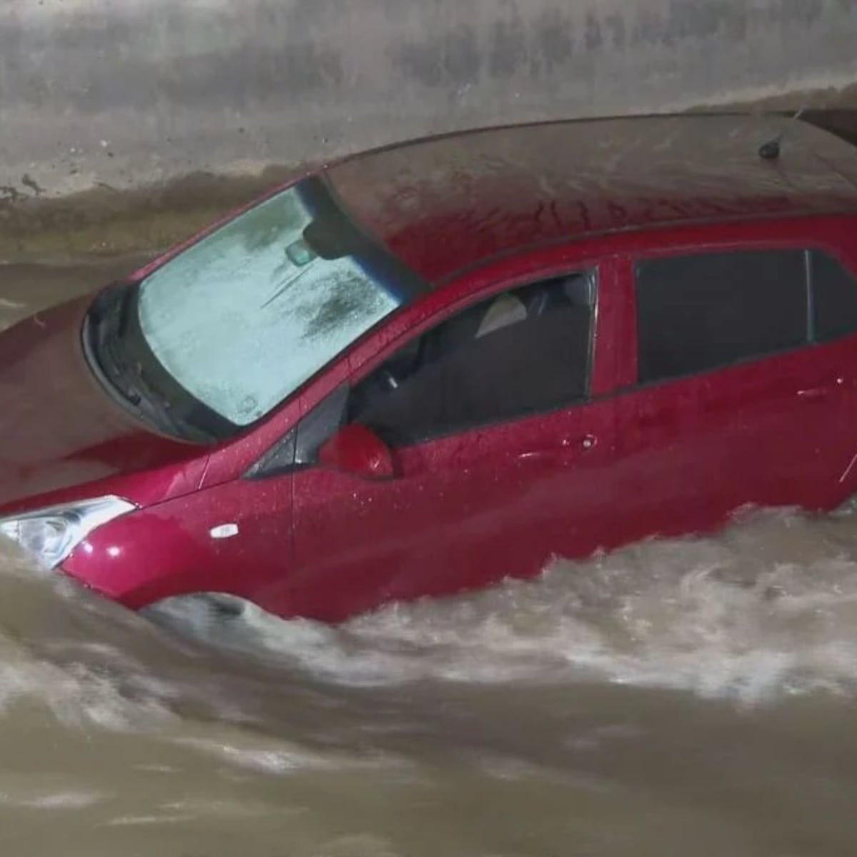 Desmienten versión de pareja tras caer en canal San Carlos Desmienten versión de pareja tras caer en canal San Carlos