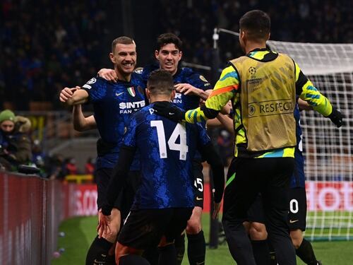 Inter celebra y queda al borde de la clasificación en la Champions: Vidal ingresó sobre el final