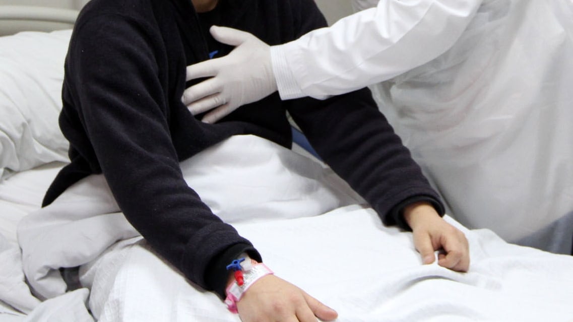 Imagen referencial de un paciente que es atendido por un médico en las instalaciones de un recinto hospitalario.