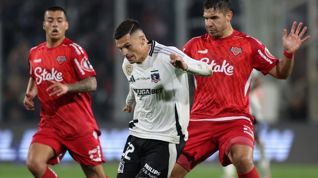 Los jugadores albos salieron a desmentir tras el duelo con Ñublense la información entregada por Mauricio Israel, respecto al ingreso de trabajadoras sexuales al hotel de concentración del equipo en Colombia.