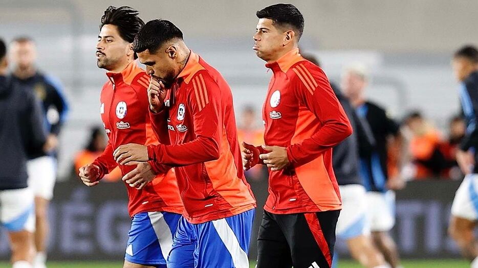 El entrenador de la selección chilena entregó este viernes el nombre de los futbolistas convocados a la Roja para los partidos de las clasificatorias ante Brasil y Colombia.