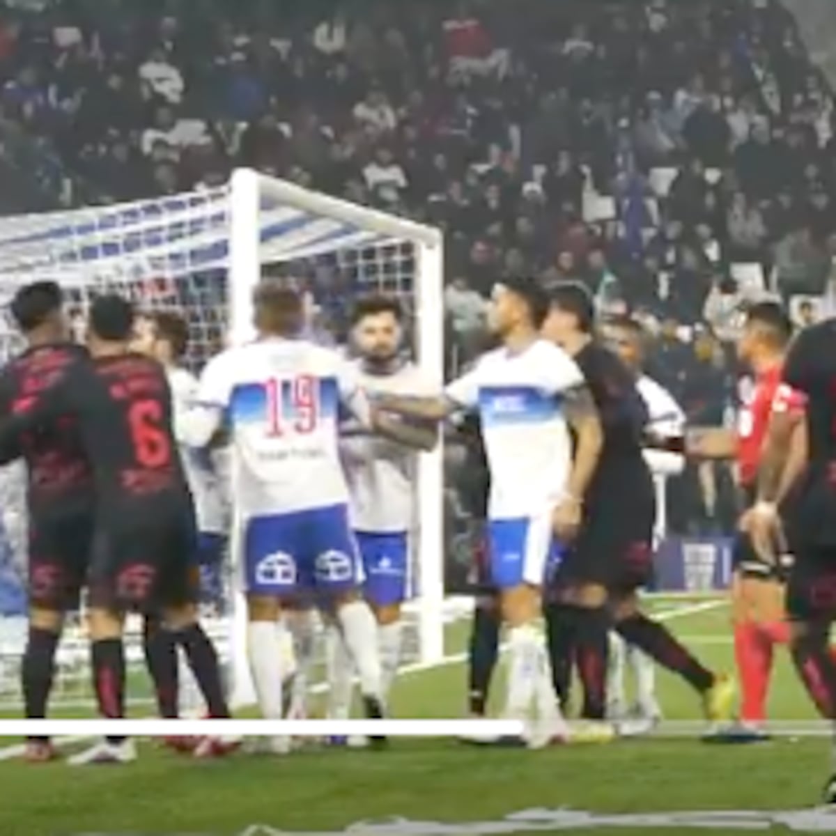 Informe arbitral complica a jugadores tras clásico UC vs Colo Colo Informe arbitral complica a jugadores tras clásico UC vs Colo Colo