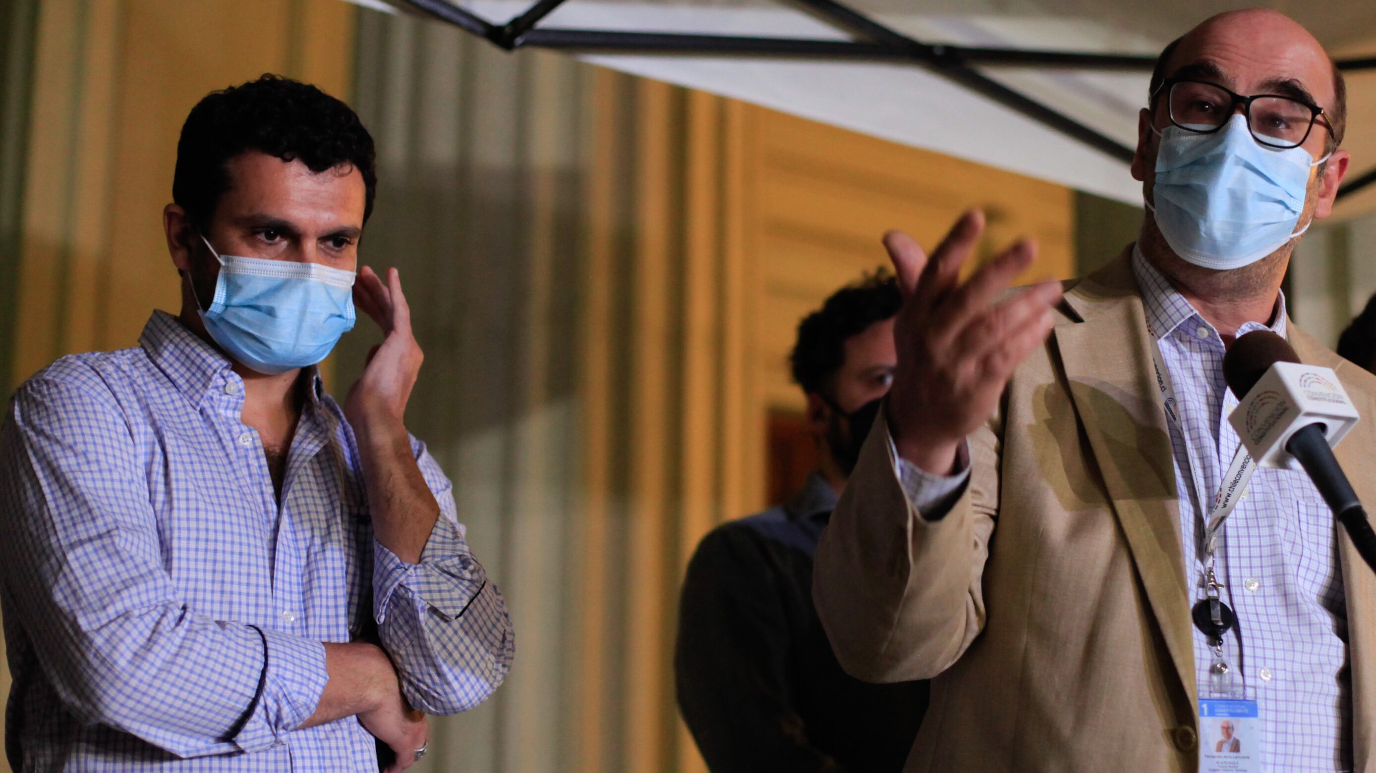 Los abogados Atria y Bassa anunciaron que se querellarán contra el empresario Pedro Pool.