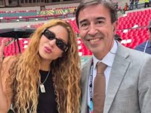 Periodista interrumpió despacho en vivo al ver a Shakira y su reacción se volvió viral en redes