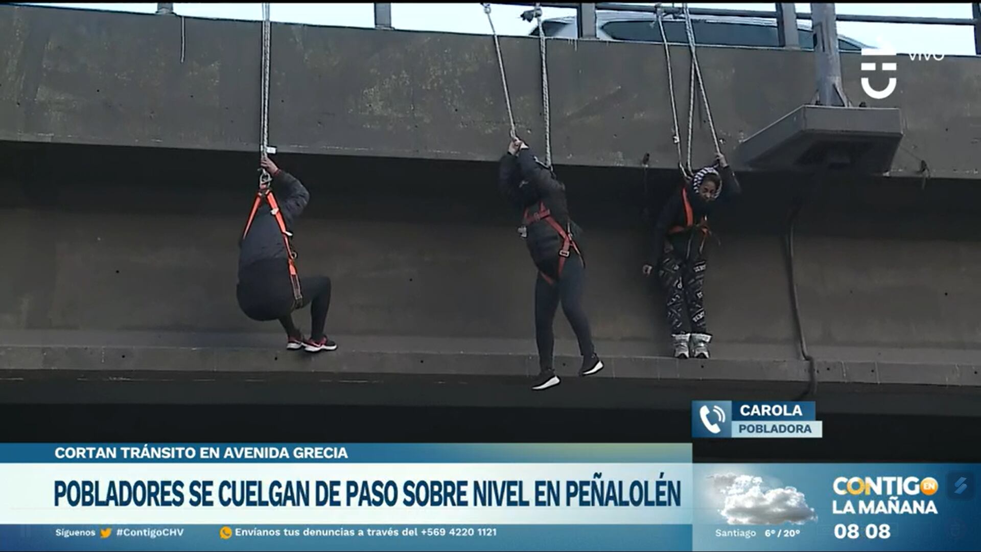 Vecinas colgadas en paso nivel en Peñalolén | Captura
