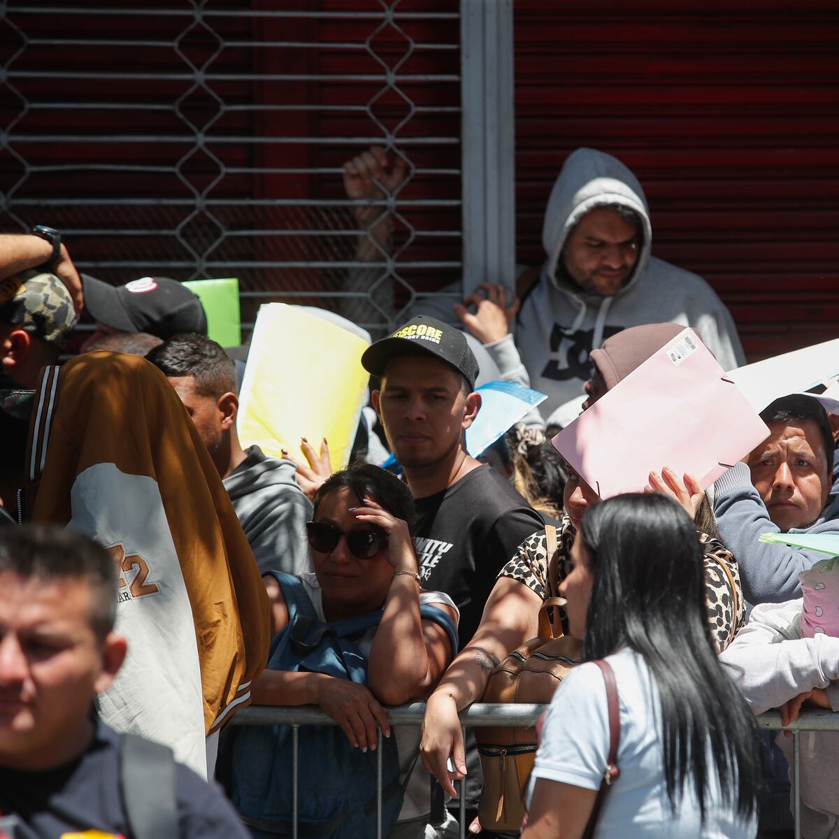 Tohá descarta amnistía para irregulares Tohá descarta amnistía para irregulares