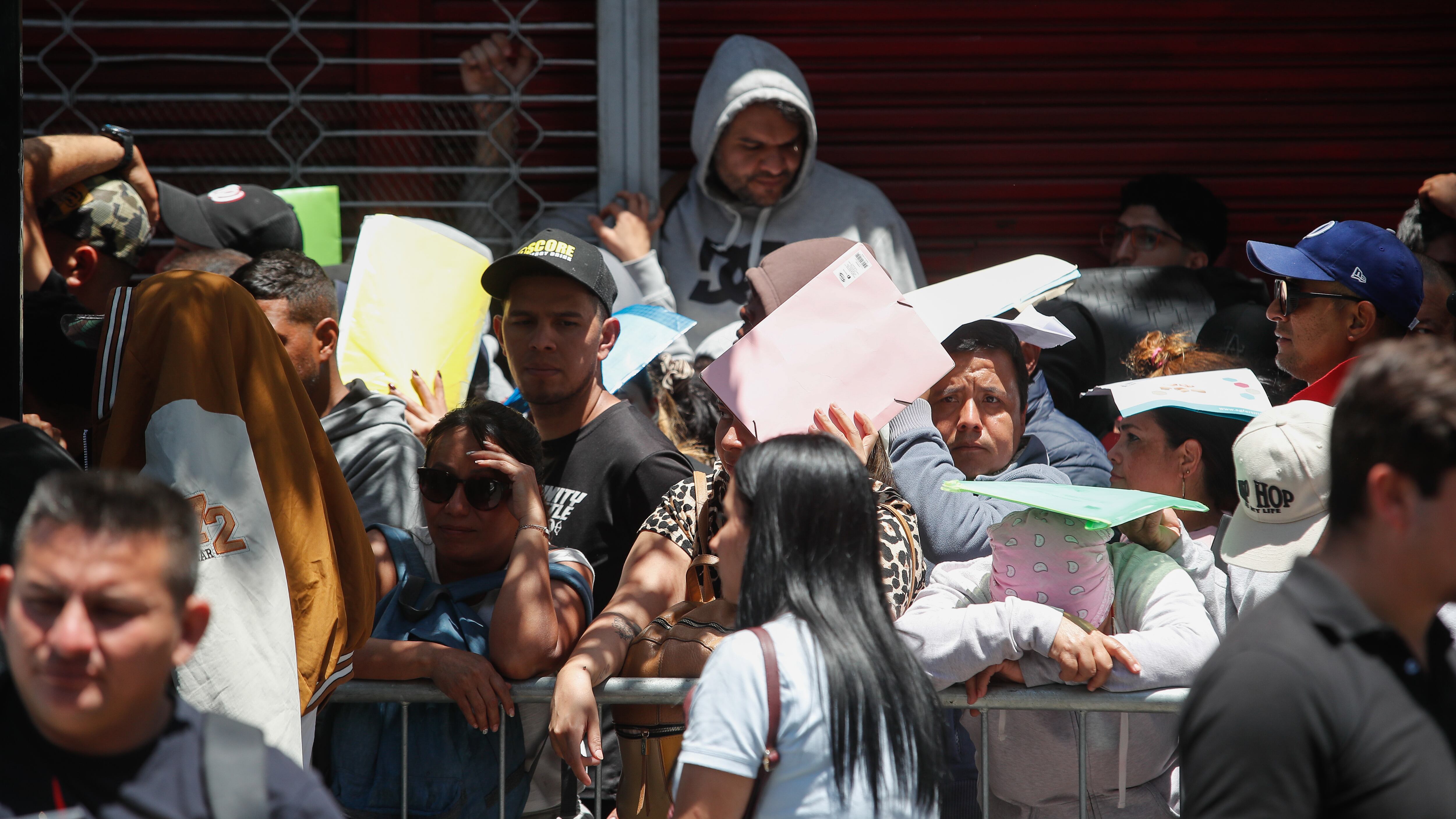 El desorden en la atención de migrantes, el lunes en el Víctor Jara. / AGENCIAUNO