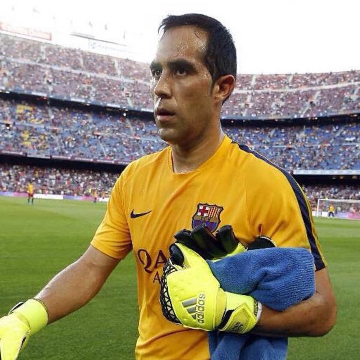 Claudio Bravo volvería del retiro para reemplazar a Ter Stegen en Barcelona Claudio Bravo volvería del retiro para reemplazar a Ter Stegen en Barcelona