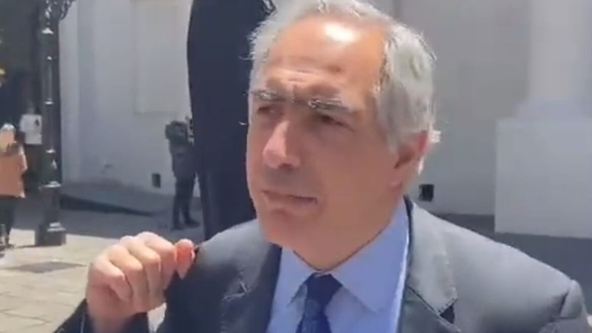 Senador Chahúan (RN) llegó con una guitarra a La Moneda en relación a la frase "otra cosa es con guitarra" dicha recientemente por el pdte. Boric.