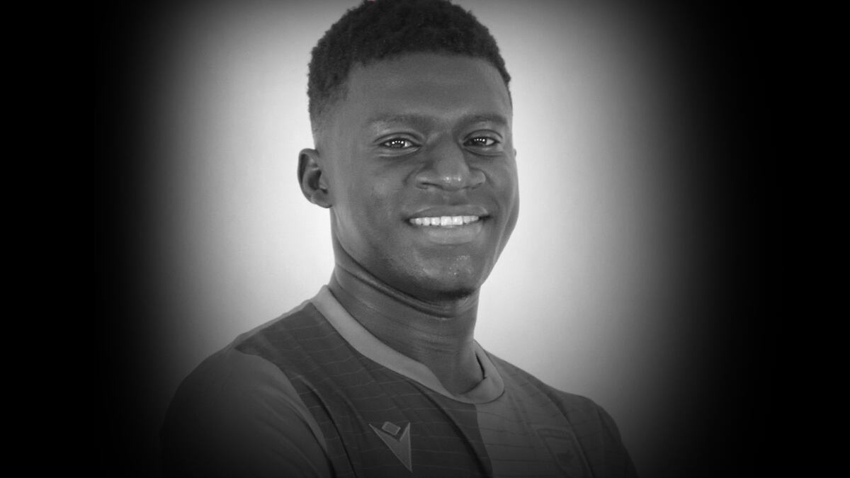 Murió el futbolista Moustapha Sylla al desplomarse en pleno partido de fútbol