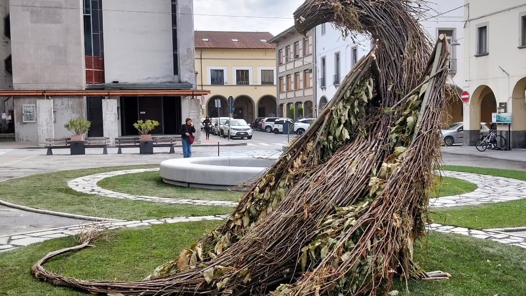 El artista italiano Rodolfo Liprandi, afincado en Polonia, construye esculturas monumentales de animales y criaturas mitológicas utilizando ramas caídas. Foto: Rodolfo Liprandi.