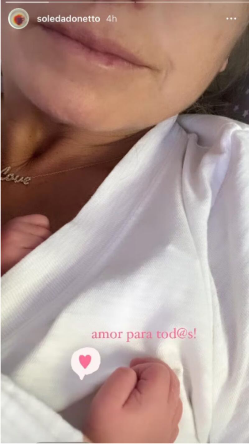 La periodista de Canal 13, Soledad Onetto celebró el Día del Amor con un saludo muy especial, puesto que en esta ocasión le dedicó todo su corazón a su bebé recién nacido, compartiendo una foto junto a un amoroso mensaje. 
“Amor para tod@s!”, escribió junto al emoji de un corazón rosado. En la imagen frontal se ve parte de cara de Soledad Onetto y en su pecho aparecen dos pequeñas manitos, que corresponden al pequeño Borja. Primogénito de la periodista que nació hace dos semanas atrás, a principios de febrero.