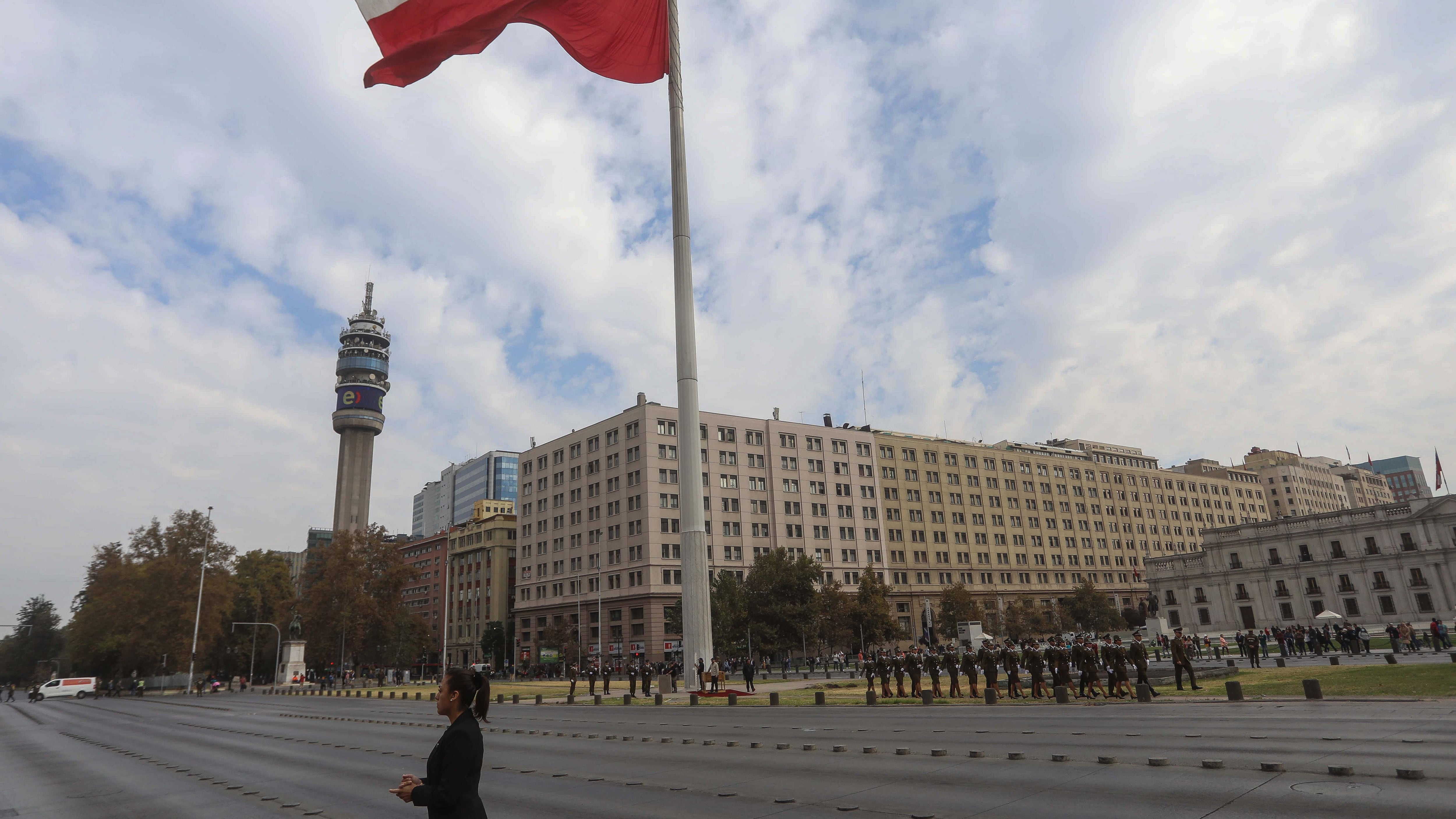 La ministra del Interior, Carolina Tohá, junto al General Director de Carabineros, Ricardo Yañez, encabezan el izamiento de la gran bandera Chilena.