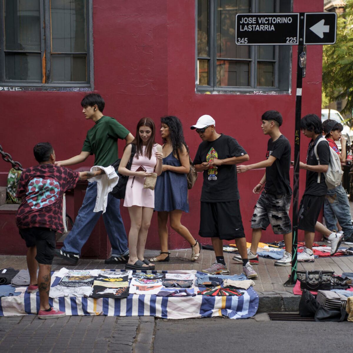 Comercio ambulante en Lastarria ignora a residentes Comercio ambulante en Lastarria ignora a residentes