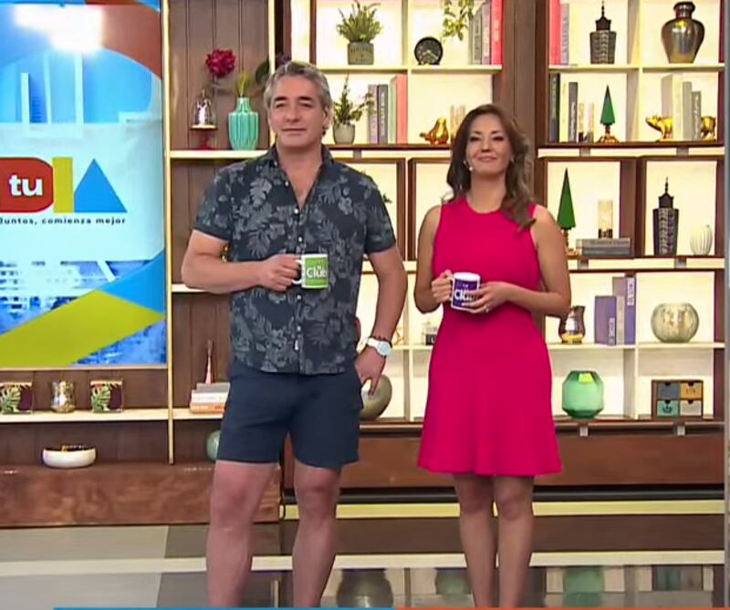 Con short. Así llegó José Luis Repenning este jueves a Tu Día, debido a las altas temperaturas. Esto motivó a Priscilla Vargas a enviarle un directo mensaje a Max Luksic.
“Perdón por la pantruca, pero dijimos, hay que ponerse en onda”, explicó el conductor del matinal de Canal 13, look que fue festejado por Priscilla Vargas, quien inmediatamente hizo una encuesta en el estudio.