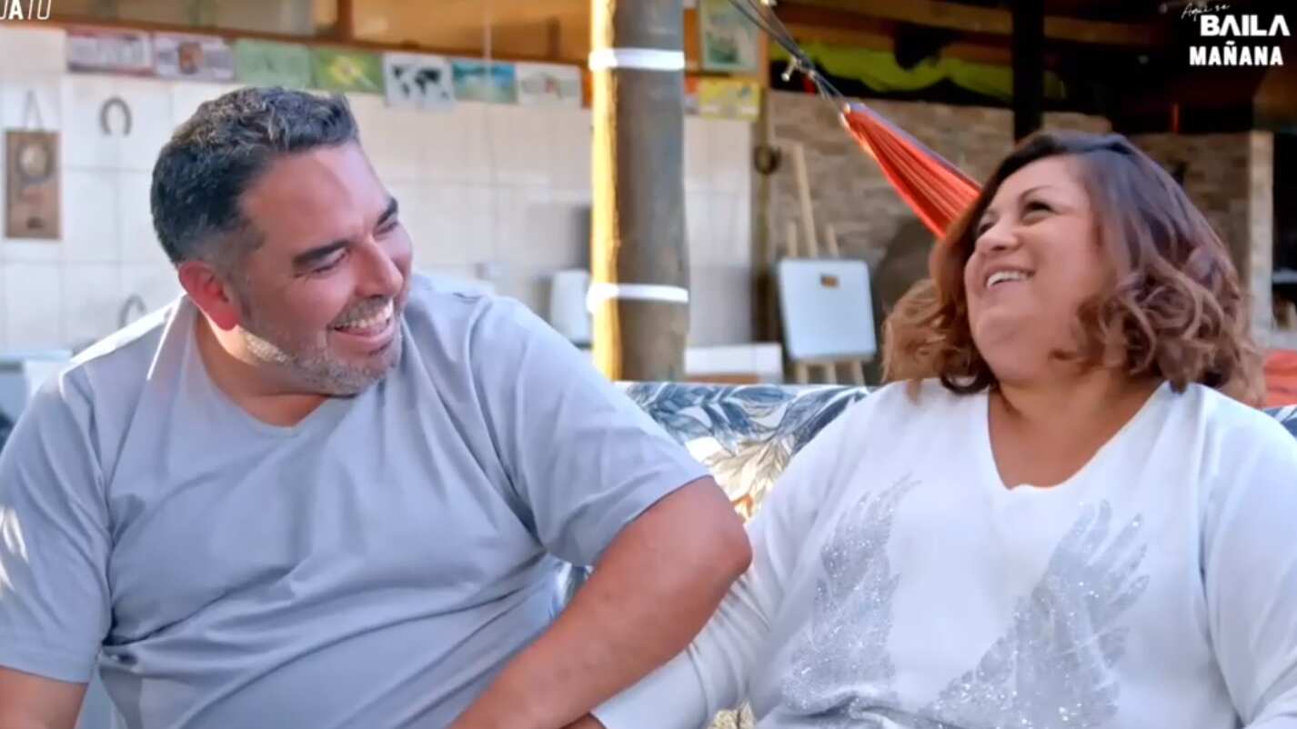 Durante la jornada de este domingo en De Tú a Tú, Rodrigo Villegas habló de su relación con su esposa, Elvira, a quien conoció a través de su hermano, pues trabajaba en un centro de llamados que este tenía.
“Ella era muy guapa, guapísima, pero súper distante. Después me contó que era porque le habían dicho que tuviese cuidado conmigo, que yo era bravo. Y nada que ver, yo era bonito”, afirmó entre risas.