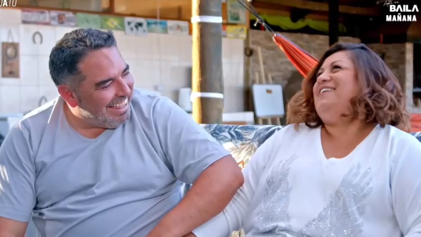 Durante la jornada de este domingo en De Tú a Tú, Rodrigo Villegas habló de su relación con su esposa, Elvira, a quien conoció a través de su hermano, pues trabajaba en un centro de llamados que este tenía.
“Ella era muy guapa, guapísima, pero súper distante. Después me contó que era porque le habían dicho que tuviese cuidado conmigo, que yo era bravo. Y nada que ver, yo era bonito”, afirmó entre risas.