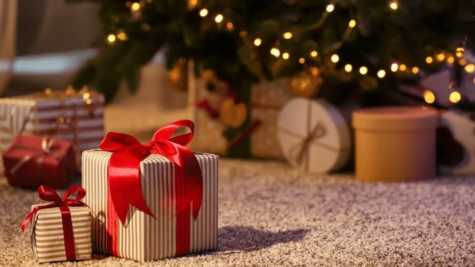 Regalos adornando un árbol navideño.