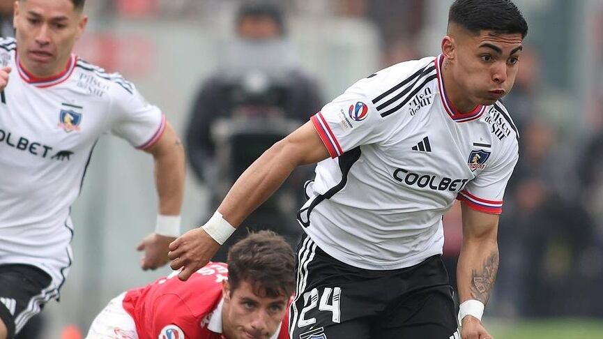 El jugador de Colo Colo se mantiene detenido y cumpliendo su cautelar de prisión preventiva, decretada por el tribunal tras ser imputado por los delitos de femicidio frustrado, lesiones y desacato a una orden de alejamiento de la víctima.