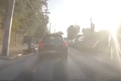 Conductor atropella a madre y a su hijo en coche en Quilicura: escapó sin prestar ayuda y motorista lo siguió