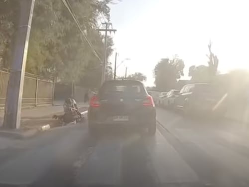 Conductor atropella a madre y a su hijo en coche en Quilicura: escapó sin prestar ayuda y motorista lo siguió