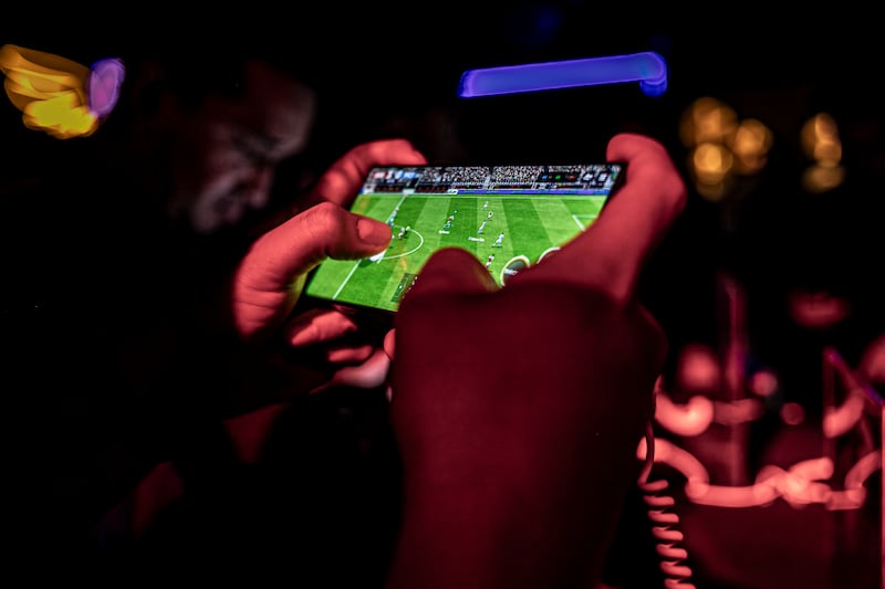 El REDMAGIC 11 Pro, un smartphone de la marca REDMAGIC pensando en gamers, destaca por ser el primer teléfono celular del mundo con refrigeración líquida. Foto: Cortesía.