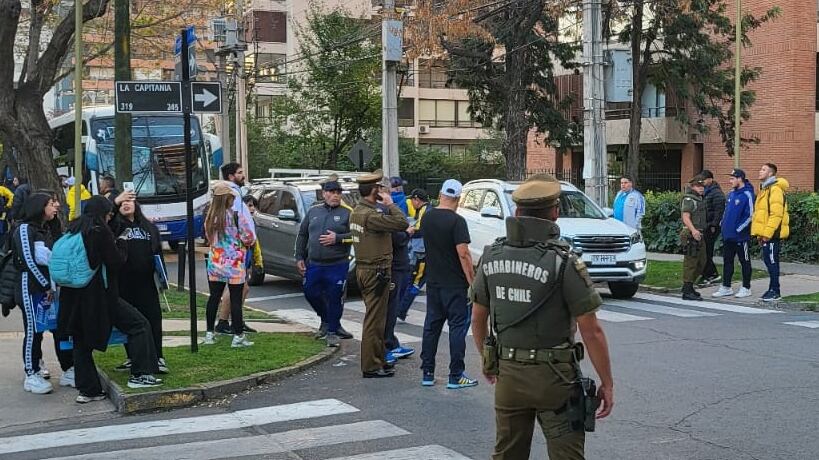 Los hinchas de Boca Juniors fueron controlados por efectivos de Carabineros.