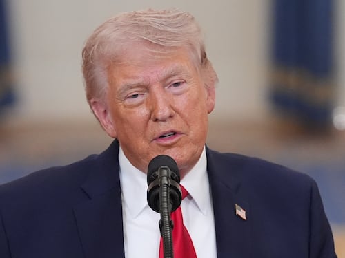 Trump contradice a su secretario de Energía sobre caída del precio de la gasolina