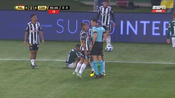 El delantero chileno fue expulsado por encararse con el ábitro.