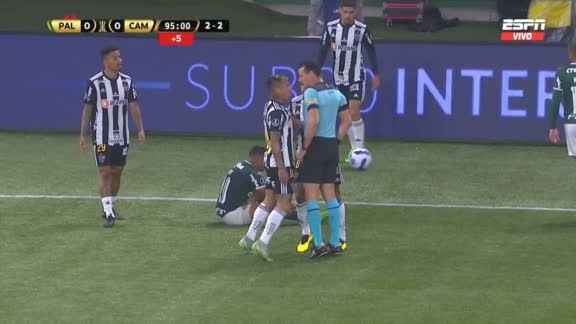 El delantero chileno fue expulsado por encararse con el ábitro.