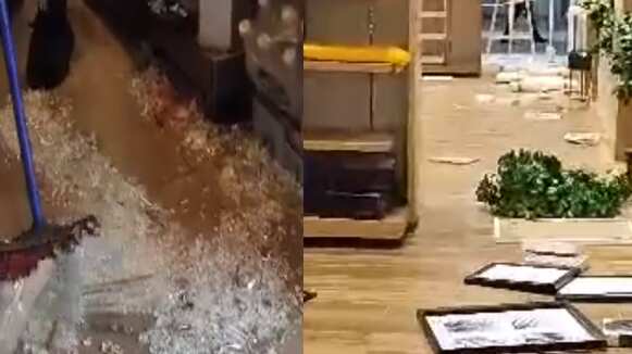 No se habían reportado daños del temblor, hasta que sí los hubo. Fue en el mall Los Domínicos de la comuna de Las Condes, Región Metropolitana, donde el sismo de 5,6 grados en la escala de Richter dejó la grande.
Según se pudo ver en imágenes de Teletrece fueron varias las tiendas que sufrieron las consecuencias del corto pero fuerte movimiento telúrico, cuyo epicentro se registro a 15 kilómetros de Farellones, con una profundidad de 110 kilómetros, según los últimos reportes.
“El sismo provocó algunos daños menores en locales comerciales...donde algunos objetos se cayeron y terminaron rompiendo. Algunos videos captados por clientes que estaban en el lugar captaron estos daños”, indicaron desde Canal 13.