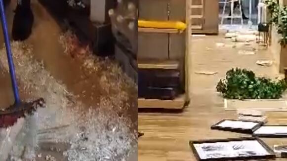 No se habían reportado daños del temblor, hasta que sí los hubo. Fue en el mall Los Domínicos de la comuna de Las Condes, Región Metropolitana, donde el sismo de 5,6 grados en la escala de Richter dejó la grande.
Según se pudo ver en imágenes de Teletrece fueron varias las tiendas que sufrieron las consecuencias del corto pero fuerte movimiento telúrico, cuyo epicentro se registro a 15 kilómetros de Farellones, con una profundidad de 110 kilómetros, según los últimos reportes.
“El sismo provocó algunos daños menores en locales comerciales...donde algunos objetos se cayeron y terminaron rompiendo. Algunos videos captados por clientes que estaban en el lugar captaron estos daños”, indicaron desde Canal 13.