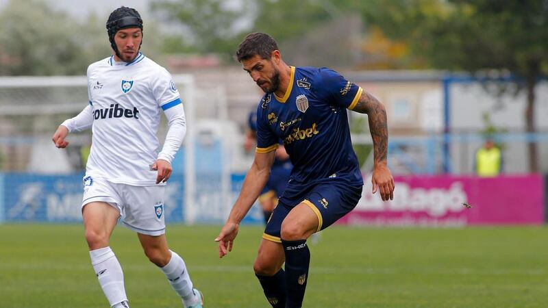 “Me considero un jugador respetado”: Larrivey responde a las palabras de Pavez