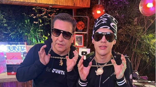 Julio César Rodríguez junto a Cris MJ en "La junta" | Captura YouTube