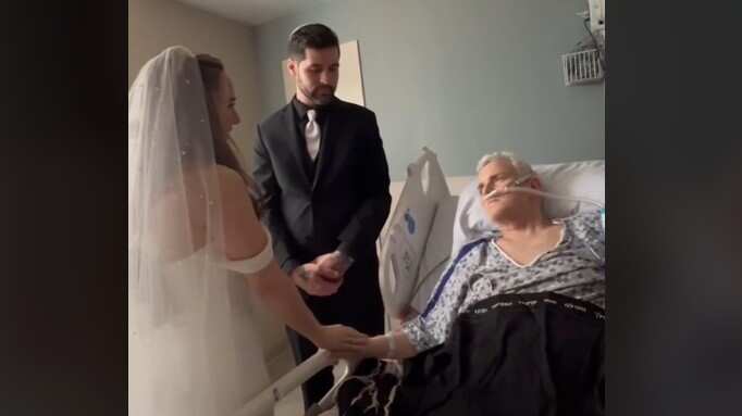 La joven fue al hospital para que su papá la entregara en matrimonio y él murió dos días después