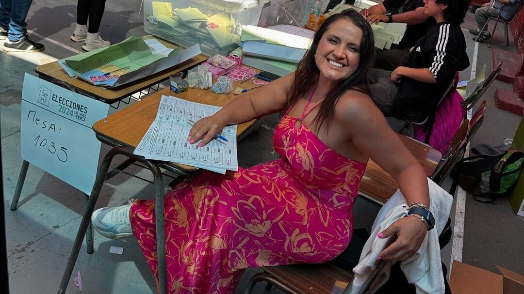 La comediante fue vocal de mesa en la comuna de Puente Alto en las pasadas elecciones de autoridades regionales y municipales en el país.
