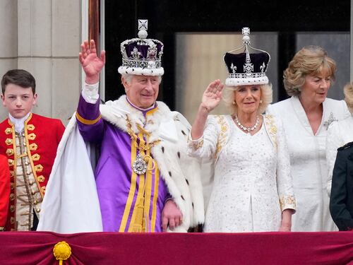 “¿Quemándose en el infierno?”: El Rey Carlos muestra nuevo retrato pero lo critican por “sangriento” y “diabólico”