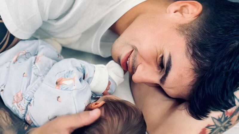 Erick Wiemberg se llena de amor en redes sociales al presentar las primeras imágenes de su hijo recién nacido: “Casi un mes de puro amor”