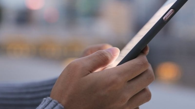 ¿Es necesario? Expertos revelan cuándo se requiere renovar un dispositivo celular “que se queda pegado y que sus aplicaciones no andan bien”