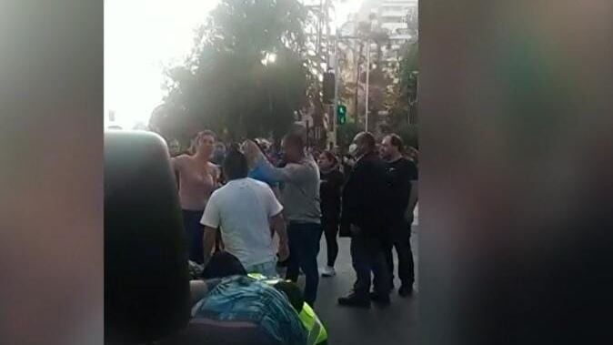 Un hombre murió este domingo luego de protagonizar una riña con dos guardias de un supermercado en el centro de Santiago. De acuerdo a información preliminar, el sujeto resultó con una herida con arma blanca en la zona cervical, por causas que aún deben ser investigadas. Si bien fue trasladado de urgencia hasta la Posta Central, horas después falleció debido a la gravedad de sus heridas.