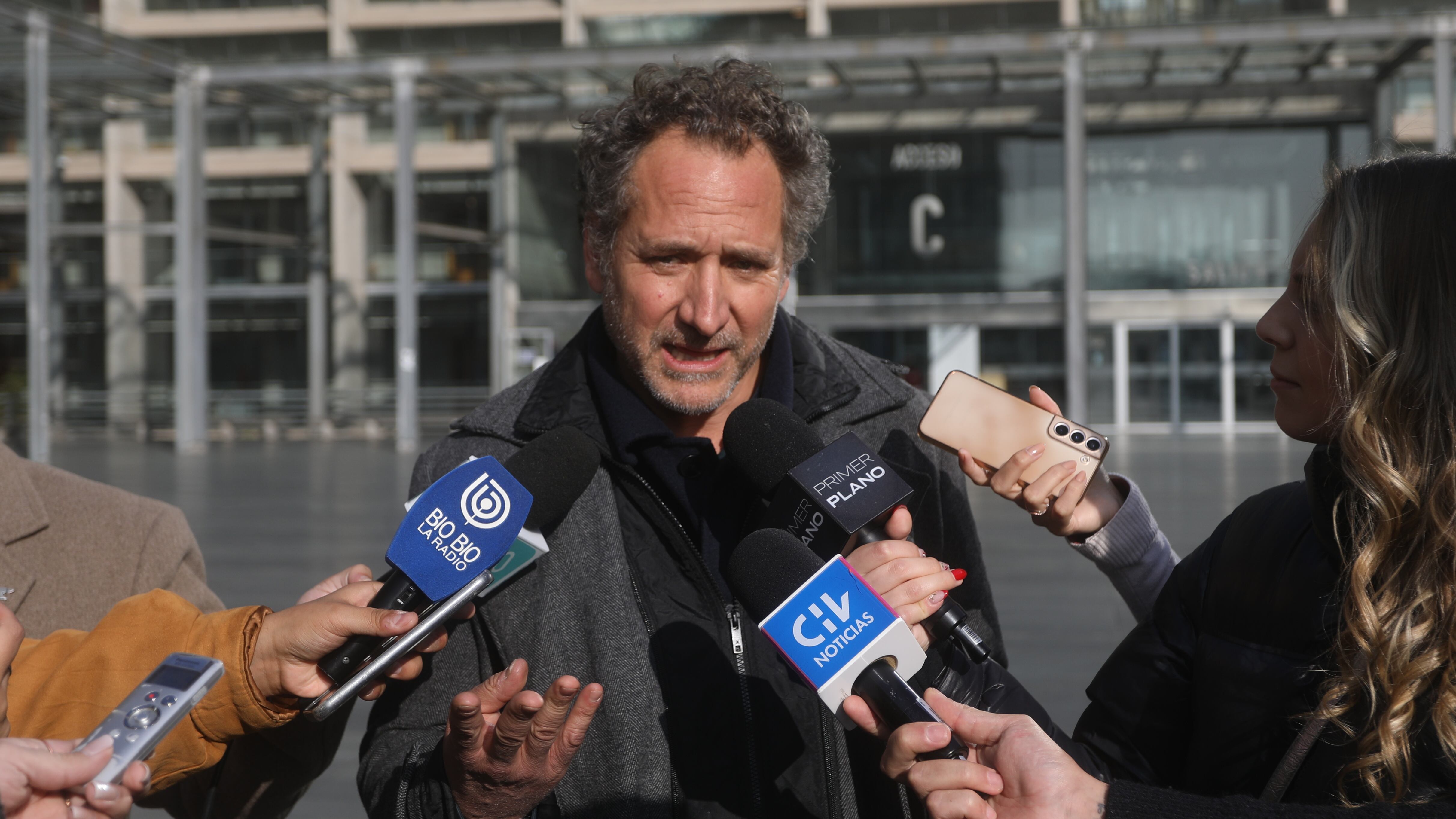 El actor Juan Pablo Saez, se retira del centro de justicia, tras ser formalizado por violencia intrafamiliar. | FOTO: SEBASTIAN BELTRAN GAETE / AGENCIAUNO