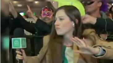 Gracias a su desplante y simpatía, la profesional causó furor en redes sociales, ya que varios usuarios destacaron que la reportera se hizo parte de la celebración e incluso sacó los “pasos prohibidos” junto a los asistentes.
Es más, en medio de su despacho, Darynka se convirtió en “casamentera”, luego que una mujer manifestara que le gustaría contraer matrimonio con su pololo, pero que “todavía no hay anillo”.
Tras esto, la movilera tomó al hombre del brazo y le preguntó si iba a pedirle la mano a su pareja, señalando que “no se hiciera el larry”.
Acto seguido, el entrevistado aseguró que en “diciembre” se iba a concretar la boda, desatando los aplausos de los presentes.
Cabe señalar que el desplante de la periodista de Meganoticias generó diversas reacciones en redes sociales, incluso más de algún cibernauta bromeó indicando que Marcic “merecía un bono”.