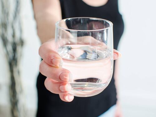 ¡Impactante! La pesadilla de una mujer alérgica al agua