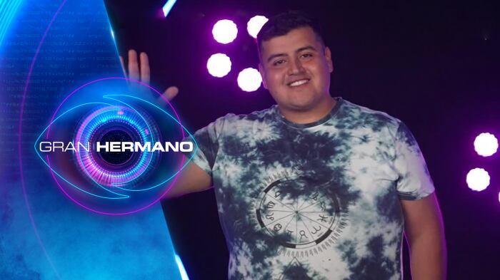 Fue el participante número 11 en ingresar a la casa estudio del reality Gran Hermano. Rubén Gutiérrez es un carabinero de 26 años en situación de retiro temporal, proveniente de Yungay, quien relató una trágica historia de amor, la cual confesó lo marcará de por vida.
En conversación con Julio César Rodríguez, quien hizo de anfitrión de los 18 jugadores, contó sobre su salida de carabineros, en búsqueda de mejoras salariales, puesto que debía cuidar de sus siete hermanos menores.
Pero. lo más impactante fue cuando reveló su primer amor, el cual terminó con un desenlace fatal, puesto que su polola decidió quitarse la vida un día antes de que se fueran a vivir juntos.
“Salimos, nos conocimos, empezamos a pololear como todo joven. Y cuando me dijo ella que iba a ser papá, yo estaba más feliz todavía”, recordó contento. 
“Ahí dije, ‘¿qué voy a hacer?’. Dije, ‘ya, vamos a arrendar una casita’”, agregó. Pero, su pareja tenía otros planes.
“Fue un día 18 de diciembre. Y a las 07:57, recibo una llamada que me dicen que ella se había ahorcado. Para mí fue un golpe, no lo podía creer. Eso no se olvida. Yo tengo que convivir con eso, es una mancha. Y hoy en día tengo toda la mentalidad y aptitudes para salir adelante”, confesó.
Casa destruida
Además, años antes sufrió la destrucción total de la casa que arrendaban con su familia, a causa del terremoto de 2010. Esto los obligó a vivir, por un tiempo, en una carpa al borde del río.