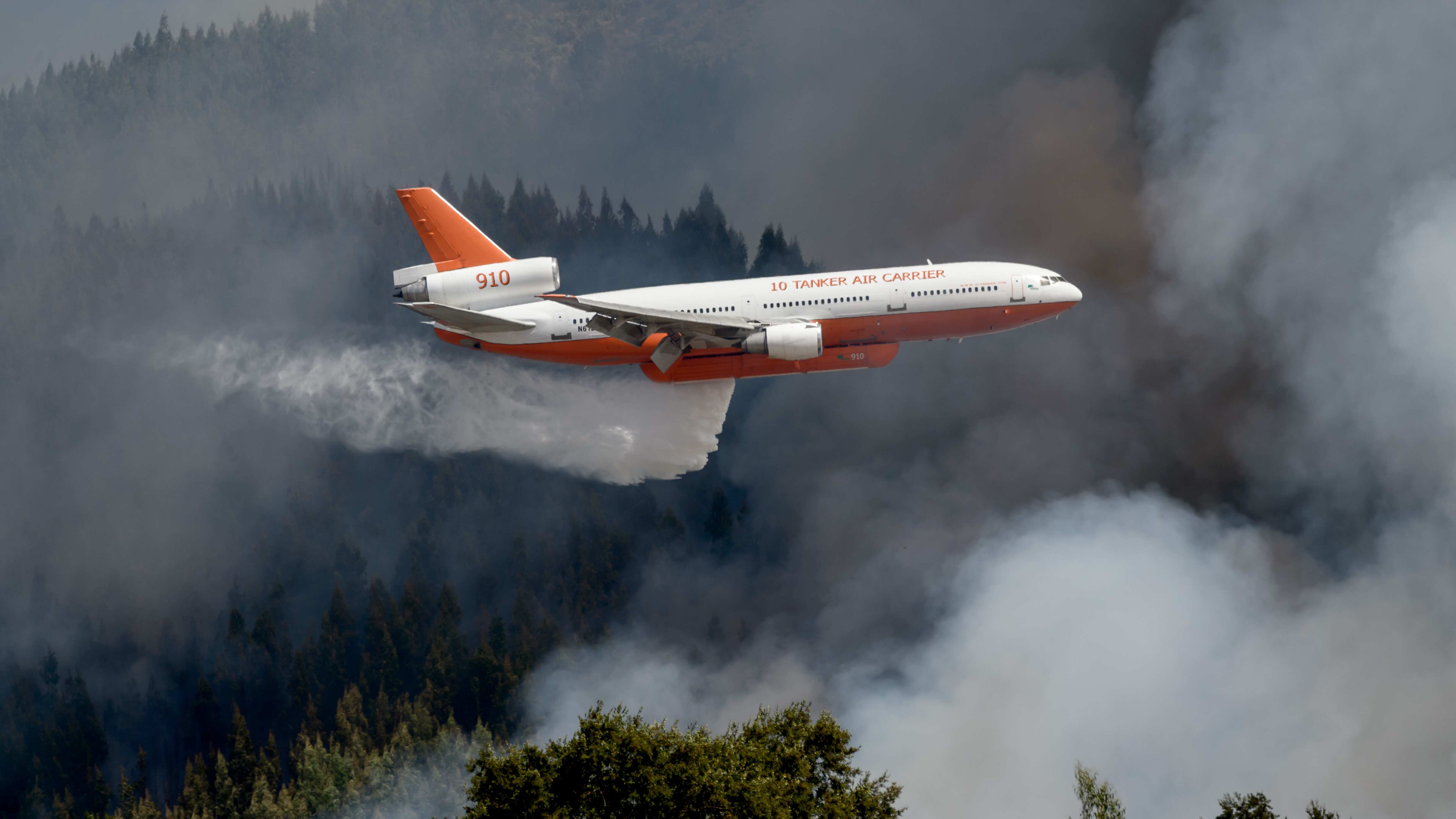 Galvarino, 8 de febrero de 2019
Brigadistas de Conaf, acuden a apagar los incendios que desde hace unos dias azota el lugar.
En la foto el avion Ten Tanker.
Francesco de Gasperi/Aton Chile
