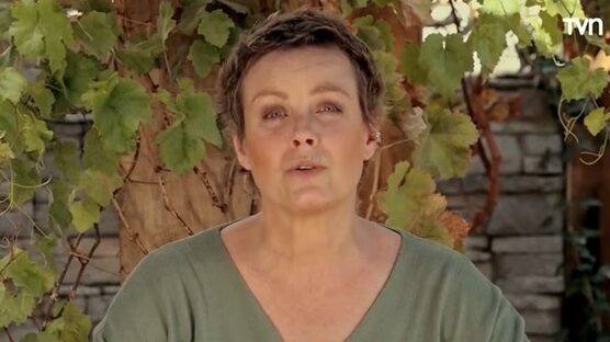 La serie de TVN sobre el tratamiento del cáncer de la animadora fue criticada por la asociación de pacientes oncológicos por tratar con "sensacionalismo" y "morbo" el caso de la figura televisiva.