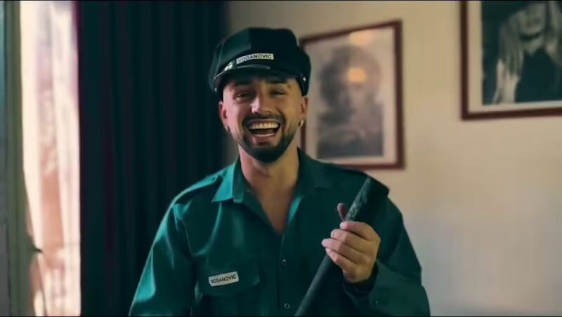 Le ofrecieron participar en el reality Mundos Opuestos 3, pero dijo que no. Fernando Altamirano prefirió debutar como actor en la nueva obra de teatro que contará en modo parodia la detención que sufrió la exalcaldesa de Maipú, Cathy Barriga. 
La obra llevará por nombre “Presa, pero princesa” y será una comedia rosa, en honor a la exchica Mekano. 
“Hace aproximadamente unos dos meses me llamó Maxi Fuentes, él es el productor general de la obra, y me hizo la propuesta de este ´show comedy’. Me contó de qué se trataba y cuál iba a ser mi papel”, contó Bambino al medio LUN. 
Si bien, algunos pensaron que su rol tendría relación con el diputado Joaquín Lavín León, el papel estará más cercano a la cárcel.
“La trama me llamó mucho la atención, porque la historia de la Cathy es relevante en Chile. Y me gustó mucho el papel que me dieron. Yo siempre he querido actuar, salir en alguna teleserie”, dijo el galán, aclarando eso sí que no interpretará al honorable, sino que al Gendarme Vodanovic, en alusión al actual alcalde de Maipú.