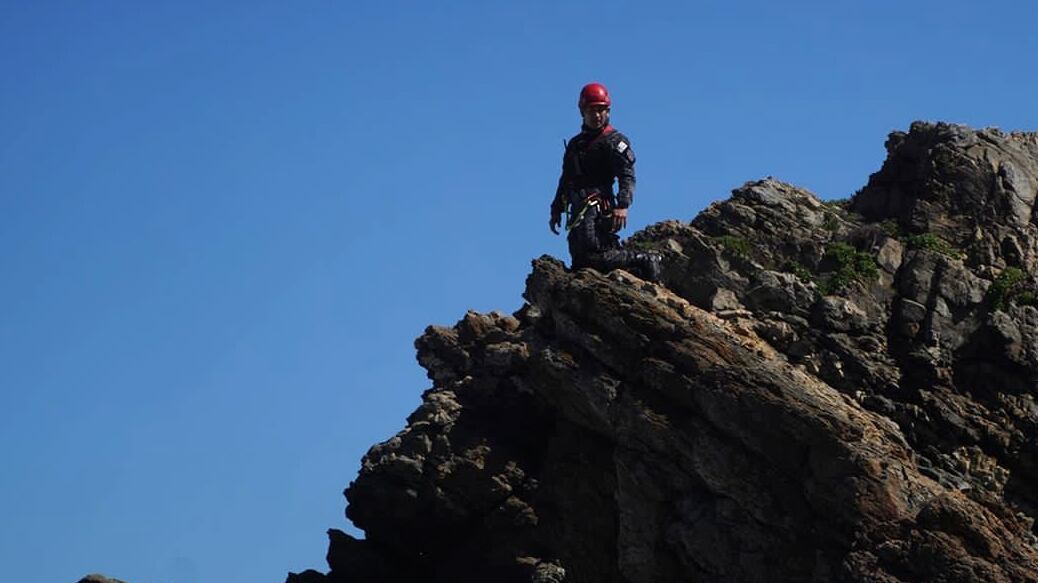La aeronave capotó este domingo en las cercanías de la isla Mocha.