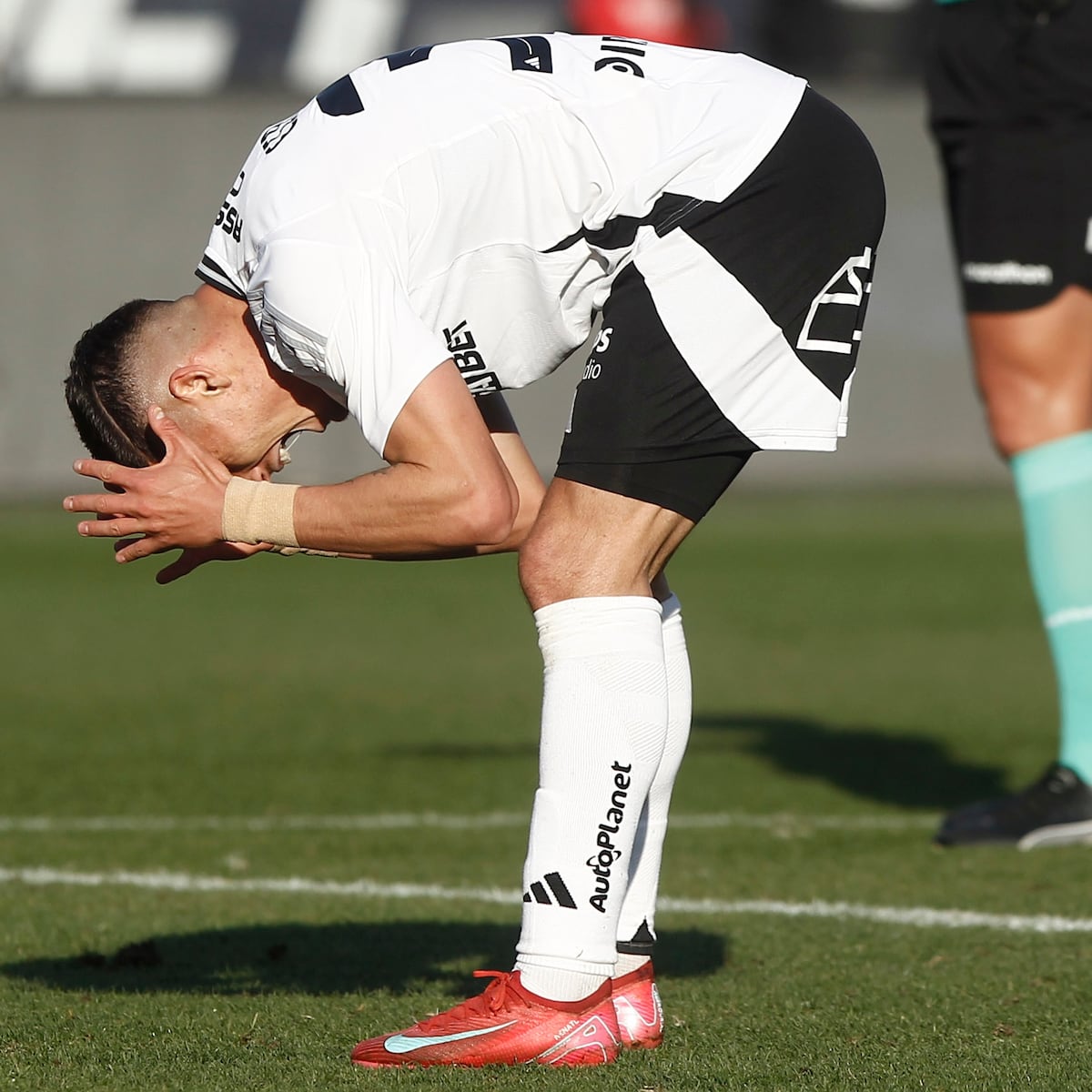 Lucas Cepeda sancionado por gestos ofensivos a hinchas de la U Lucas Cepeda sancionado por gestos ofensivos a hinchas de la U