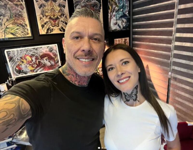 Hace cuatro días atrás Carla Jara sorprendió en redes sociales al lucir el llamativo tatuaje de una mariposa en el cuello. Si bien, la mayoría celebró el nuevo look, también pensaron que tenía relación con su término matrimonial con Francisco Kaminski. Sin embargo, su exmarido, en este caso, no tendría ninguna responsabilidad.
Esto, porque el tatuaje, en primer lugar, sería de henna, una pintura temporal que saldrá con el paso de los días y segundo, es parte de una campaña para concientizar respecto a la enfermedad de la tiroides.
Precisamente, el 25 de mayo es la fecha que se conmemora el Día Mundial de la Tiroides, con el objetivo de crear conciencia en la población sobre sus cuidados y el impacto que genera en la salud.
Por ese motivo, este viernes 24 la exchica Mekano llegará hasta el matinal Contigo en la mañana de CHV para referirse a la llamativa mariposa que tiene en la parte frontal de su cuerpo.
“Mañana (hoy) se acaba el misterio sobre mi tatuaje. Voy a esta en el matinal de CHV, para que puedan ver cuál es la realidad de esta hermosa mariposa”, dijo a través de un video que compartió en Instagram.